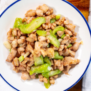 Stir-Fried Diced Chicken with Loofah 丝瓜滑鸡 