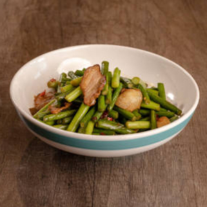 Stir-Fried Garlic Sprouts with Salty Pork 蒜苗炒腊肉