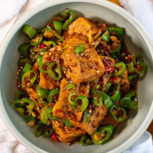Braised Shanghai Tofu with Green Pepper 青椒油焖豆腐