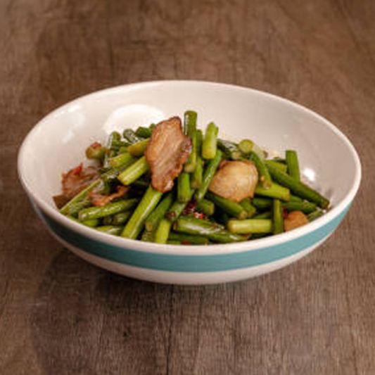 Stir-Fried Garlic Sprouts with Salty Pork 蒜苗炒腊肉