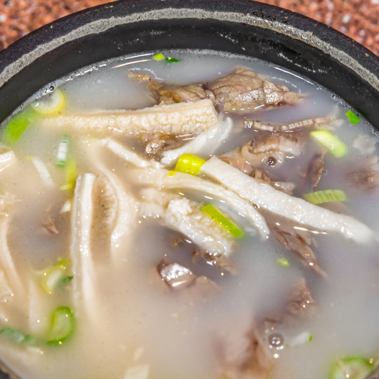 2. Seolleongtang (섞어 설렁탕) / Mixed Ox Bone Soup