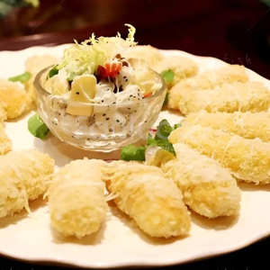 19. Deep-Fried Seafood Salad Roll / 海鮮沙律卷