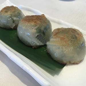 B15. Pan-Fried Water Cress Dumpling / 香煎西洋菜粿