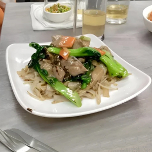 Beef with Vegetable Rice Noodles / 菜遠牛肉河