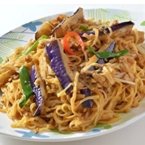 A45. Minced Pork, Eggplant & Spicy Bean Sauce on E-Fu Noodles / 魚香茄子肉鬆炆伊麵