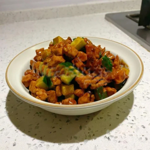 Sauteed Diced Chicken & Vegetables in Spicy Sauce / 醬爆雞丁