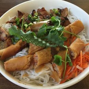 B8. B&uacute;n Chả Gio