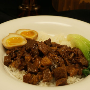 9A. House Braised Beef Brisket on Rice / 招牌广式牛腩饭
