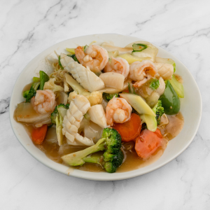 24. Fried Noodles with Seafood 海鲜炒面