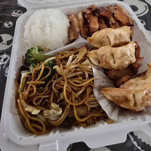 Steele Special B (3 pcs Gyoza, 2 pcs Crab Rangoons)