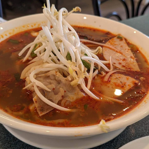 27. B&uacute;n B&ograve; Huế / 順化辣牛米粉 (湯料)