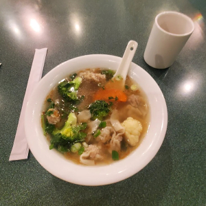 34. Ho&agrave;nh Th&aacute;nh Soup / 雲吞湯