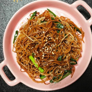 Soy Sauce & Bean Sprout Chow Mein