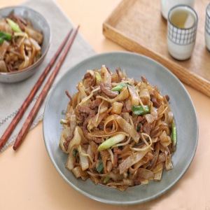 Stir-Fried Beef with Flat Rice Noodles