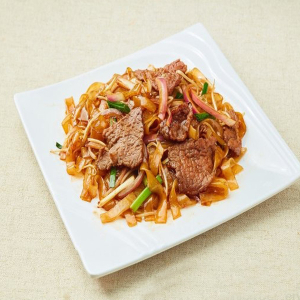 Beef & Vegetables with Flat Rice Noodles