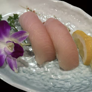 Yellowtail Sushi (2 pcs)