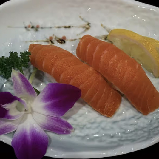 Salmon Sushi (2 pcs)