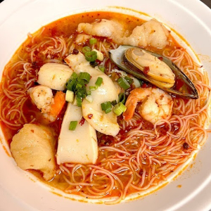 37. Spicy Seafood Vermicelli Soup 麻辣海鮮湯米粉