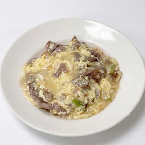 129C. Scrambled Eggs & Sliced Beef with Flat Rice Noodles 滑蛋牛河