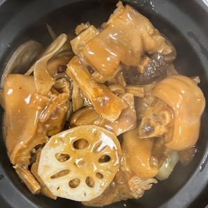 Pork Knuckle with Fermented Bean Sauce 南乳豬手煲