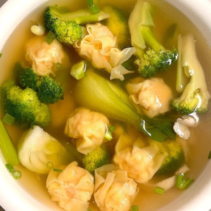 35. Shrimp Wonton Soup 鮮蝦雲吞湯