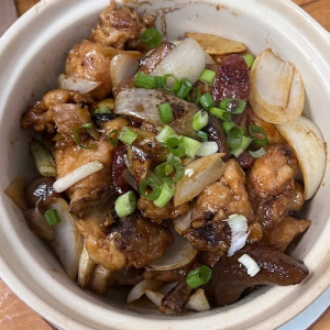 Sizzling Chicken with Chinese Sausage 臘香啫啫雞煲