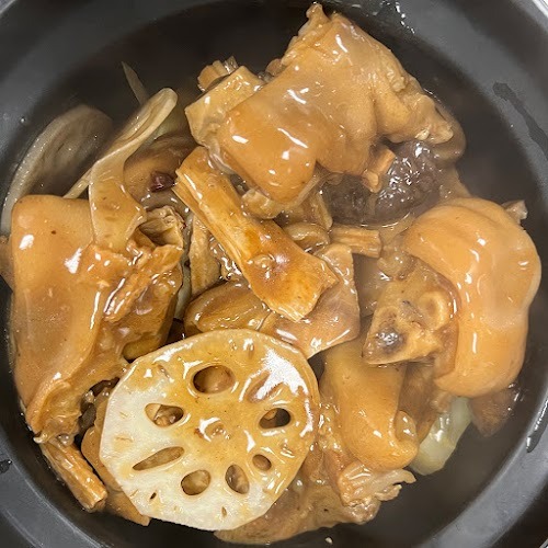 Pork Knuckle with Fermented Bean Sauce 南乳豬手煲
