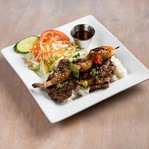 F4. Trio sp&eacute;cial grill&eacute; avec riz