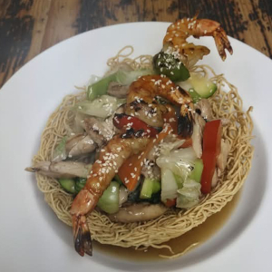 B4. Duo grill&eacute; sur un nid d'amour aux nouilles frites