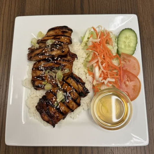 F6. Riz frit au poulet grill&eacute;