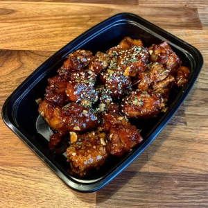 Deep-Fried Boneless Chicken with Sweet & Spicy Sauce 매콤양념 순살치킨