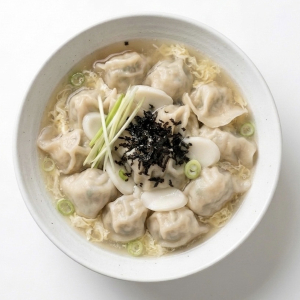 Dumpling Beef Soup with Rice Cake (떡만두국)