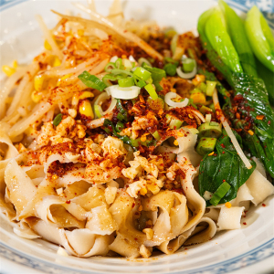 Oil-Splashed Knife-Cut Noodles 油泼面 (刀削面)