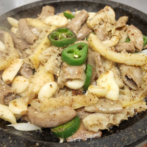 Dolpan Yang-Gopchang Bokkeum 돌판 양곱창 볶음