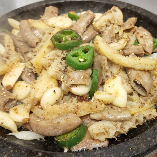 Dolpan Yang-Gopchang Bokkeum 돌판 양곱창 볶음