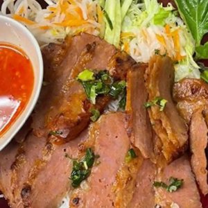 V4. Grilled Minced Pork Patty Vermicelli - B&uacute;n Nem Nướng