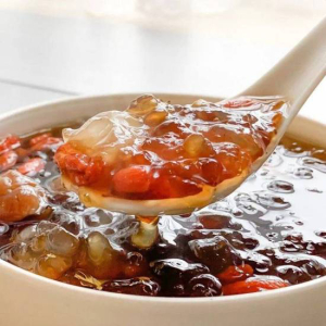 Snow Lotus Seed Peach Gum and Snow Fungus Soup / 雪莲子桃胶银耳糖水 
