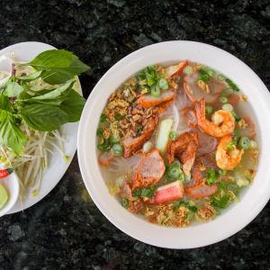 21. Nha Trang Deluxe Rice Noodle Soup (Large)