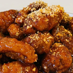 C1. Sweet & Spicy Chicken with Peanuts (닭강정)