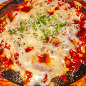 T8. Cheese Tuk Bok Gi on Steel Pan (치즈 철판 포차 떡뽁기)