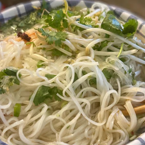 19. Phở T&aacute;i & Meatballs