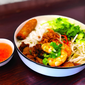B11. House Special Vermicelli Bowl with Grilled Beef and Shrimp / B&uacute;n Đặc Biệt 