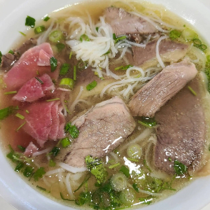 P15. Eye of Round Steak and Fatty Brisket Pho / Phở T&aacute;i Gầu