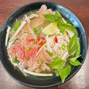 P21. Eye of Round Steak and Tripe Pho / T&aacute;i S&aacute;ch