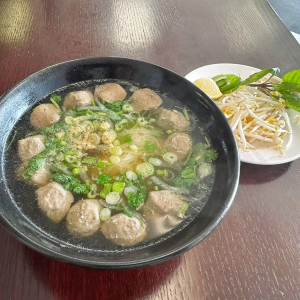 P18. Beef Meatball Pho / Phở B&ograve; Vi&ecirc;n 