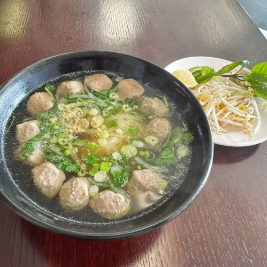 P18. Beef Meatball Pho / Phở B&ograve; Vi&ecirc;n 