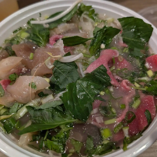 P25. Eye of Round Steak and Tendon Pho / Phở T&aacute;i G&acirc;n