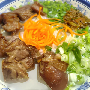 Braised Pork Hock Rice Noodles