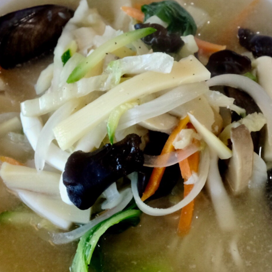 9. White Seafood Noodle Soup / 하얀짬뽕