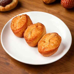 Q10. Chinese Sweet Fried Pastry (4 pcs) 牛脷酥 (4 件)